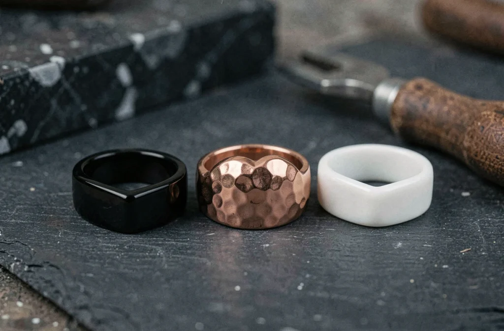 Trois bagues cœur magnétiques BFF en finitions différentes émail noir, cuivre martelé et céramique blanche sur ardoise